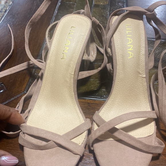 Size 7.5 strap up shoes. Tan slippers shoes in excellent condition worn once. - Picture 2 of 5